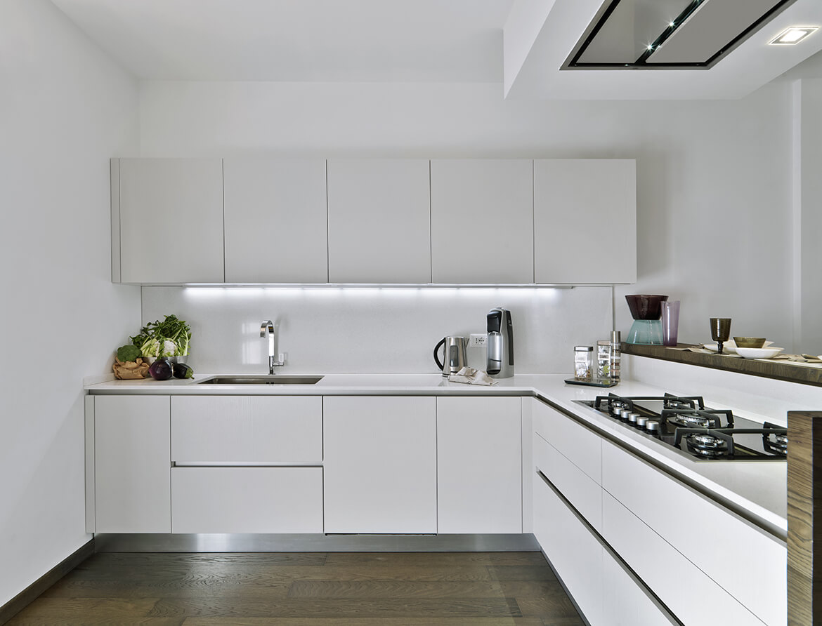 Moderna cucina in laminato bianco e pavimento di legno